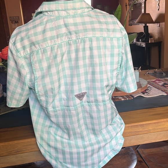 NWOT Columbia PFG lightweight button up - Picture 7 of 8